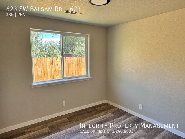 Building Photo - 623 SW Balsam Rd