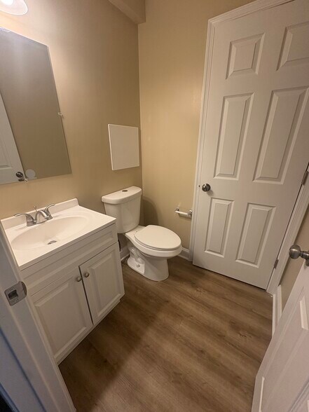 Building Photo - 302 Hendrickson Ln