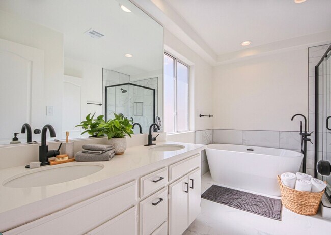 Building Photo - Fully Renovated 4 Bed/3.5Bath Home with Garage + Private Yard