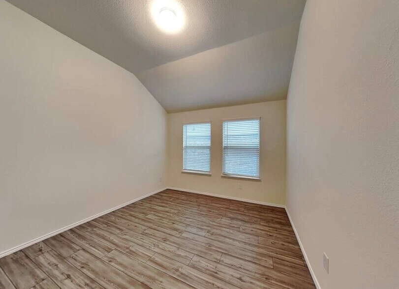 Building Photo - 1800 Alamandine Ave