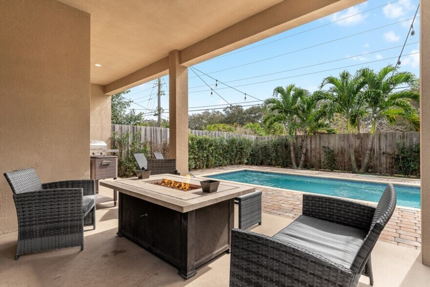 Building Photo - 828 SW 14th Ct