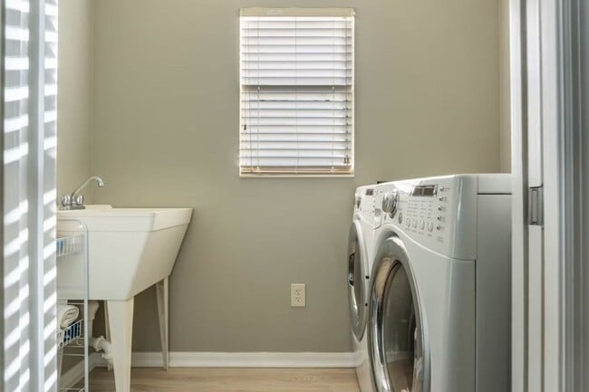 Building Photo - 2453 Violet Ct