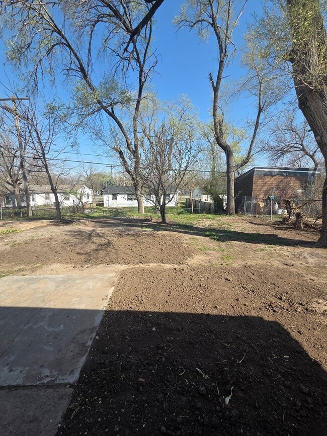 Building Photo - 1200 E Beaumont St