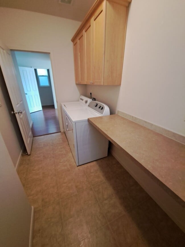 Building Photo - Great 3 bedroom - King City Pet friendly h...