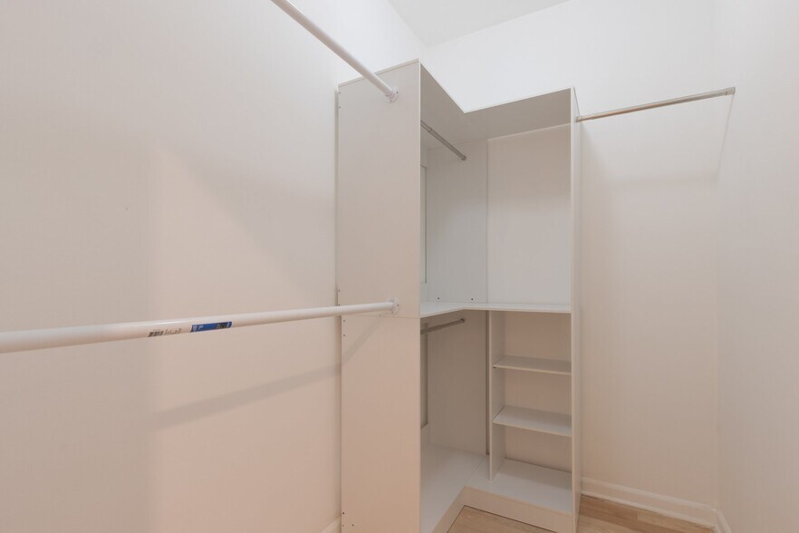 Building Photo - 4458 S Greenwood Ave