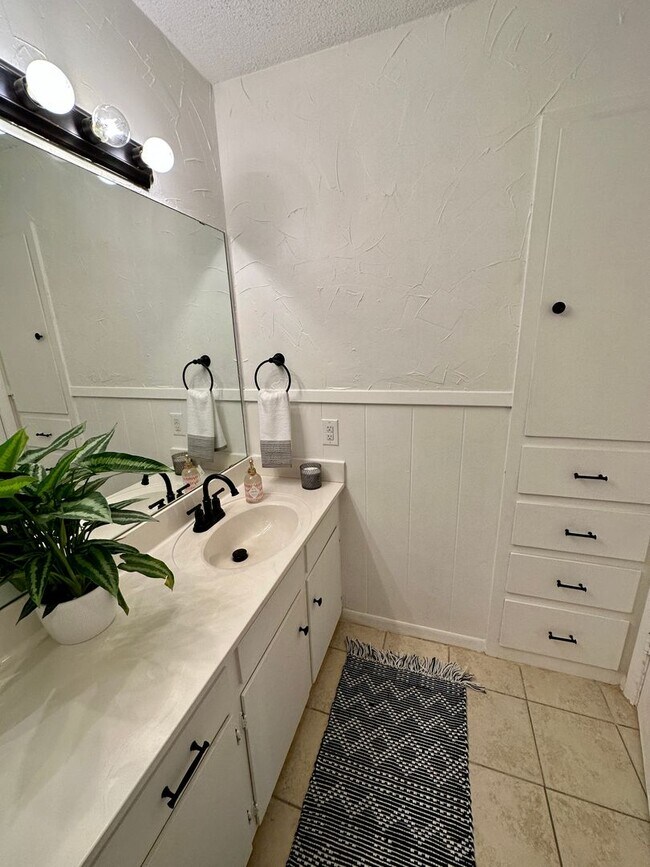 Building Photo - South Tyler! Beautifully Updated 3 Bedroom...