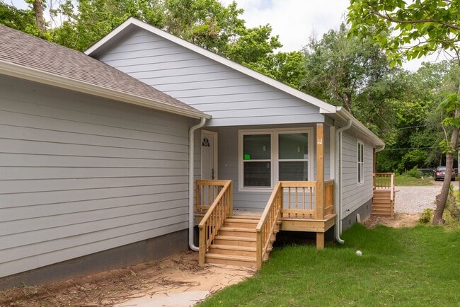 Building Photo - NEW LOW PRICE! 4 Bedroom 2 Bath +updated! ...