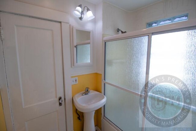 Building Photo - Cozy renovated 2 bedroom 1 bath in the hea...