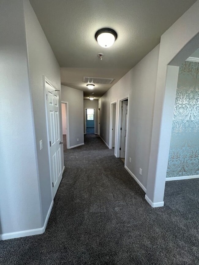 Building Photo - Beautiful 5 Bedroom Home in Crocker Ranch ...