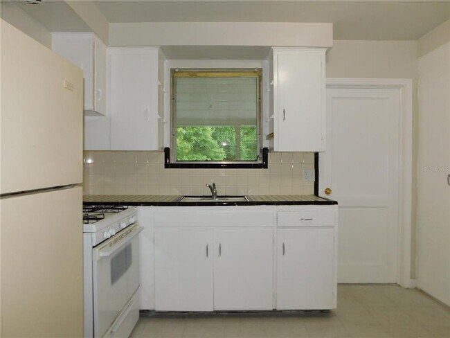 Building Photo - 548 NE 5th Ave