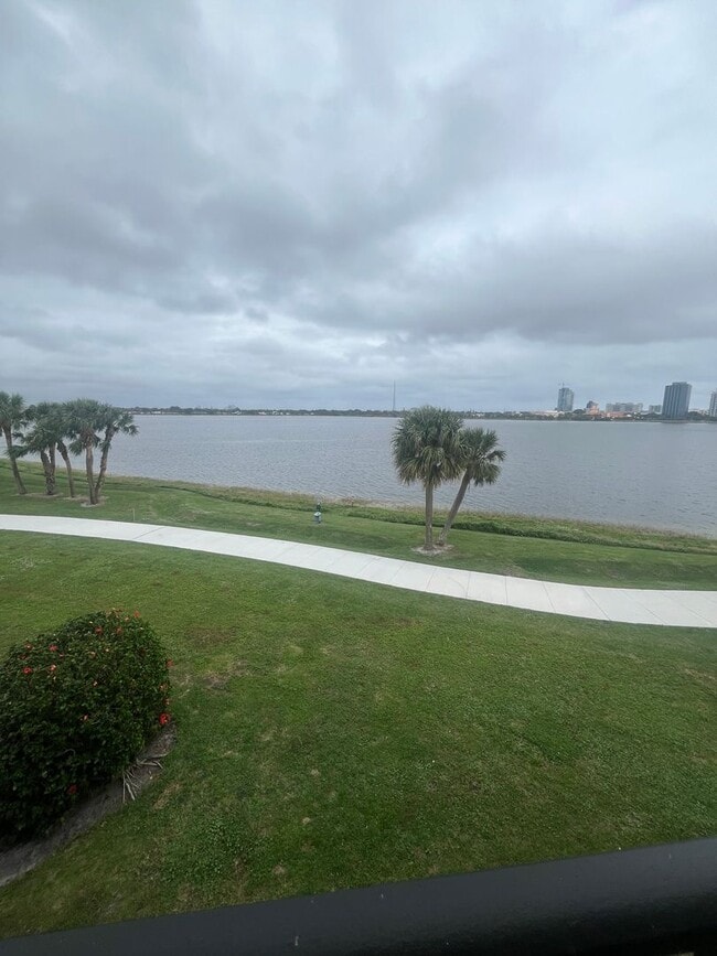 Building Photo - ONE BEDROOM ONE BATHROOM WITH LAKEVIEW!!!