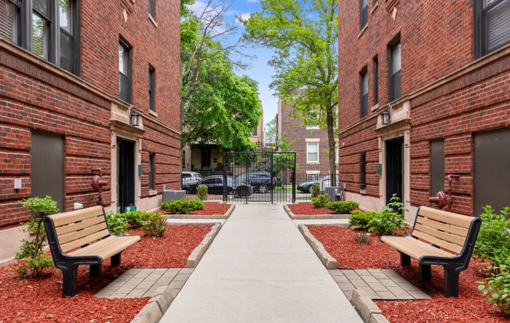Building Photo - 2205 W Eastwood Ave