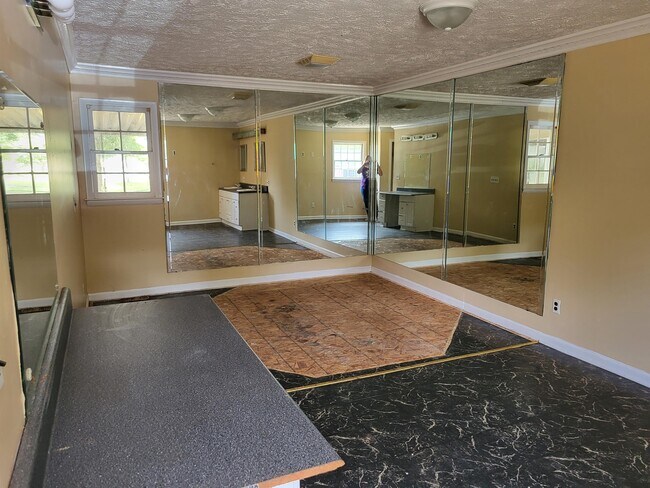 Building Photo - 3321 Oak Hill Dr