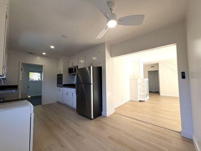 Building Photo - Charming 2 Bedroom, 2 Bathroom Home in Redwood City