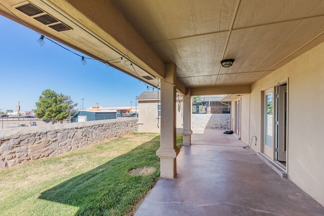 Building Photo - Beautiful Home W/Solar Panels