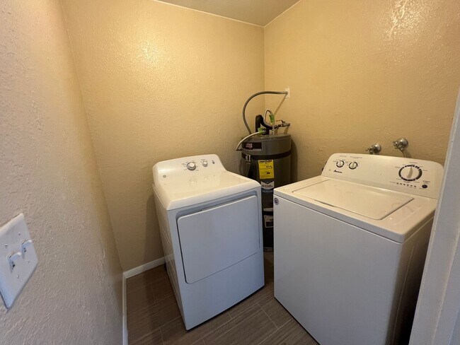 Building Photo - Best kept Fourplex- Mature Landscaping