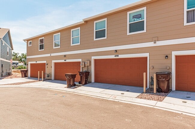 Building Photo - STYLISH 3-BEDROOM TOWNHOME w/ A/C **LIKE N...