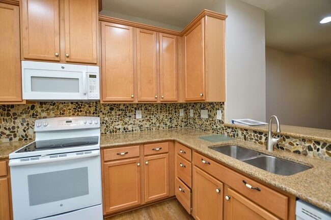 Building Photo - 2-bedroom end-unit w/ Bonus room!