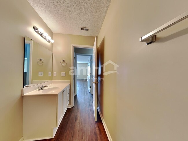 Building Photo - 405 White Bluff Ct