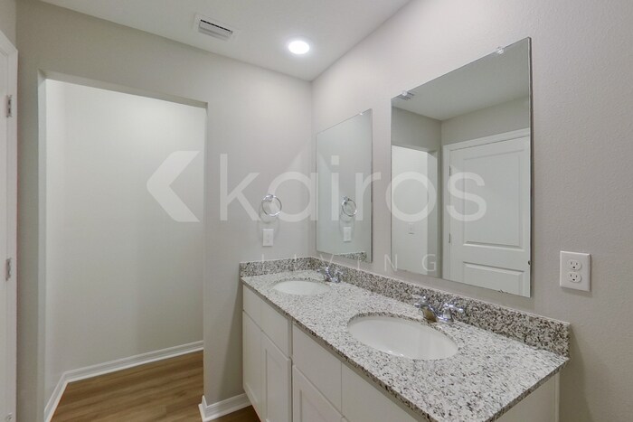 Building Photo - 9810 N Santee Terrace