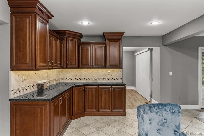 Building Photo - 23931 Pointe Dr