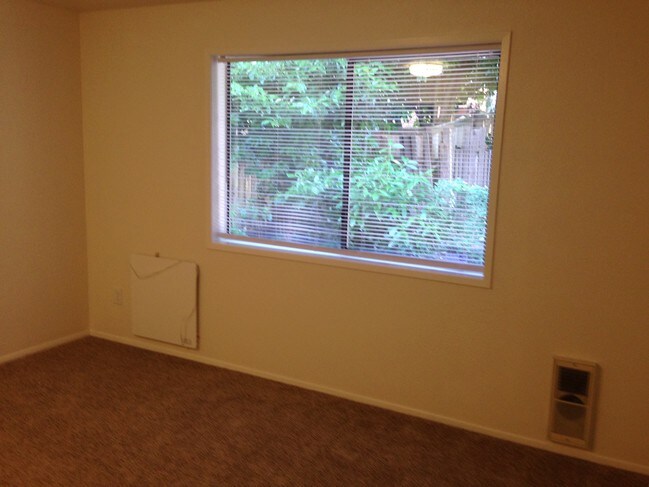 Building Photo - 2535 NE 95th St