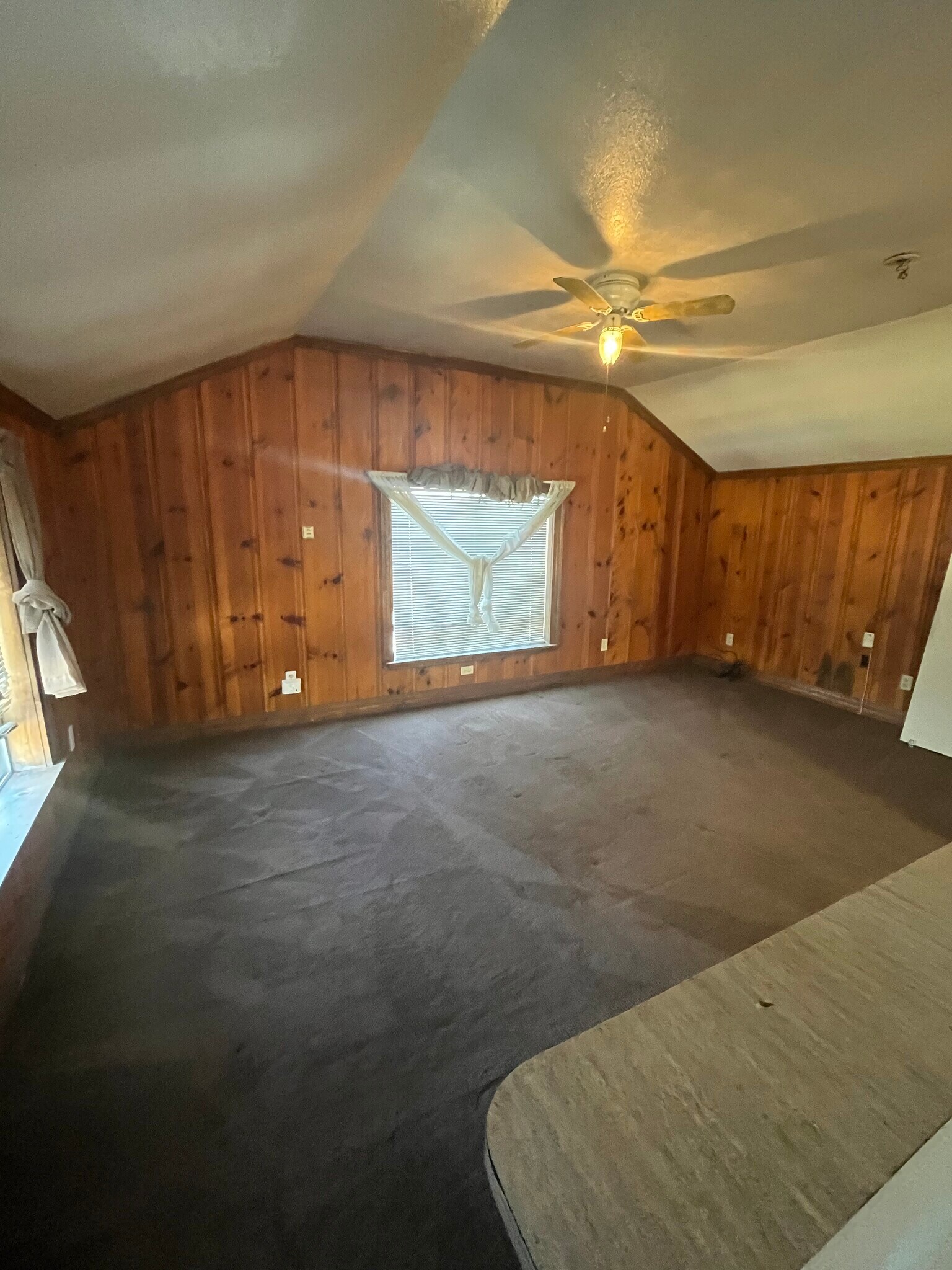Area with carpet - 731 Lucas Ave