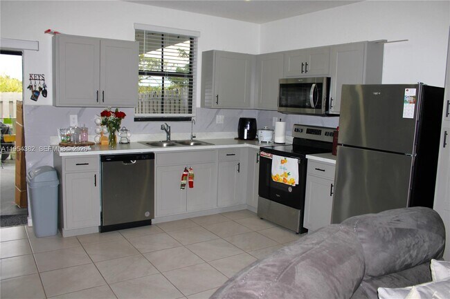 Building Photo - 470 NE 12th St