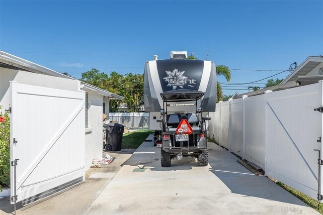 Building Photo - 731 44th Ave NE