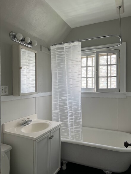 Bathroom - 568 Bird Ave