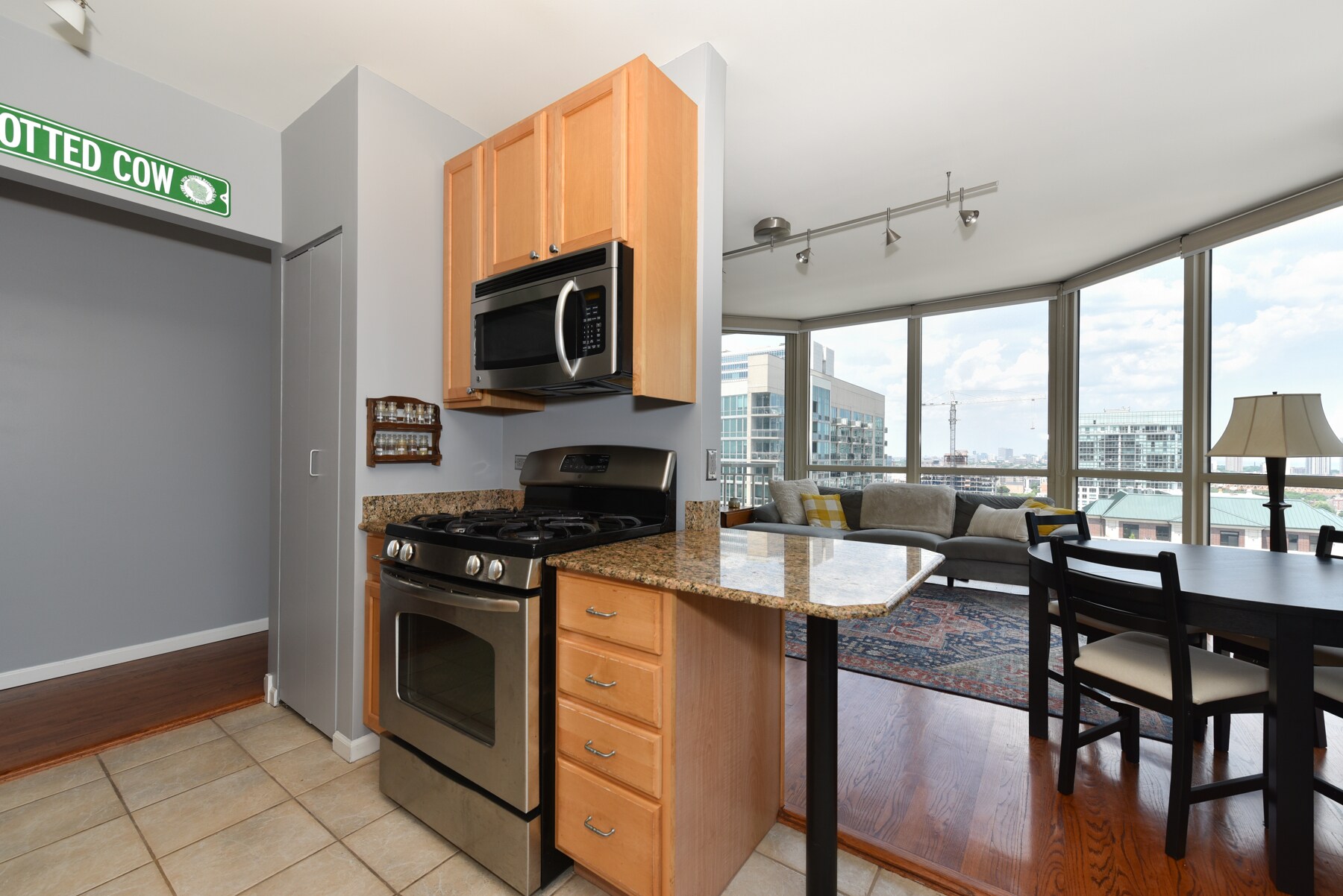 Open kitchen to living area - 645 N Kingsbury St