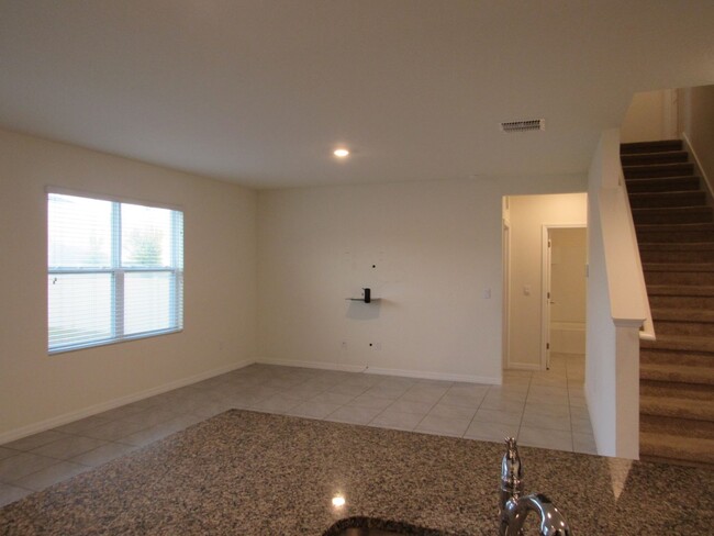 Building Photo - BEAUTIFUL 5 BEDROOM, 3 BATH SINGLE FAMILY ...