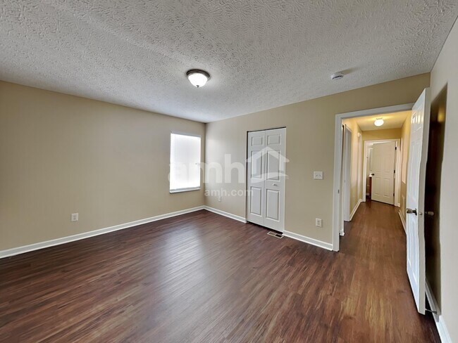 Building Photo - 90 Knights Bridge Dr N