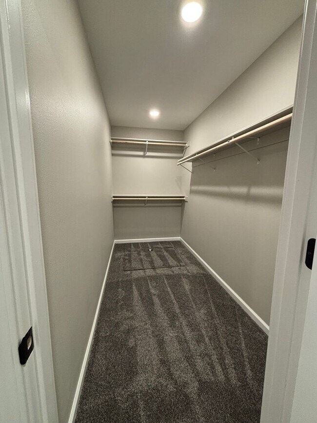 Building Photo - 2532/2528 Landmark Drive