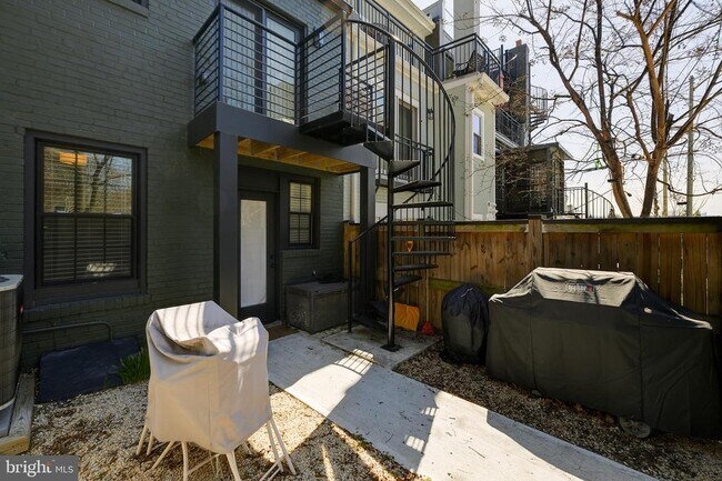 Building Photo - 1934 35th Pl NW