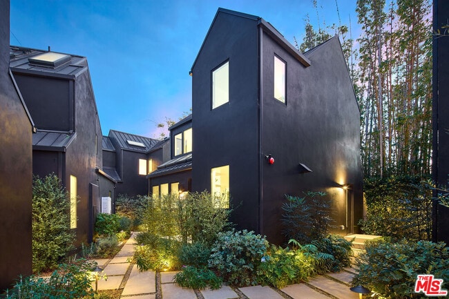 Building Photo - 1813 Penmar Ave