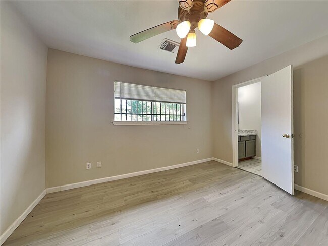 Building Photo - A spacious and move-in ready 3-bedroom, 1.5-bathroom home in Houston is now available. Fresh pain...