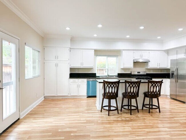 Building Photo - **STUNNING** 8 BEDROOM SOLAR HOME IN GATED...