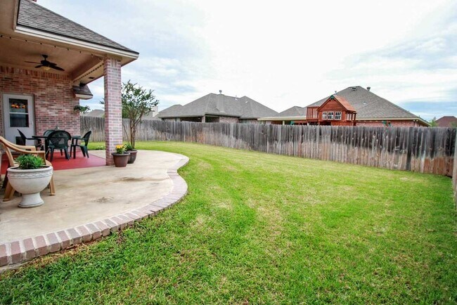 Building Photo - College Station - 3 Bedroom - 2 Bath - 2 car garage- fenced in back yard,