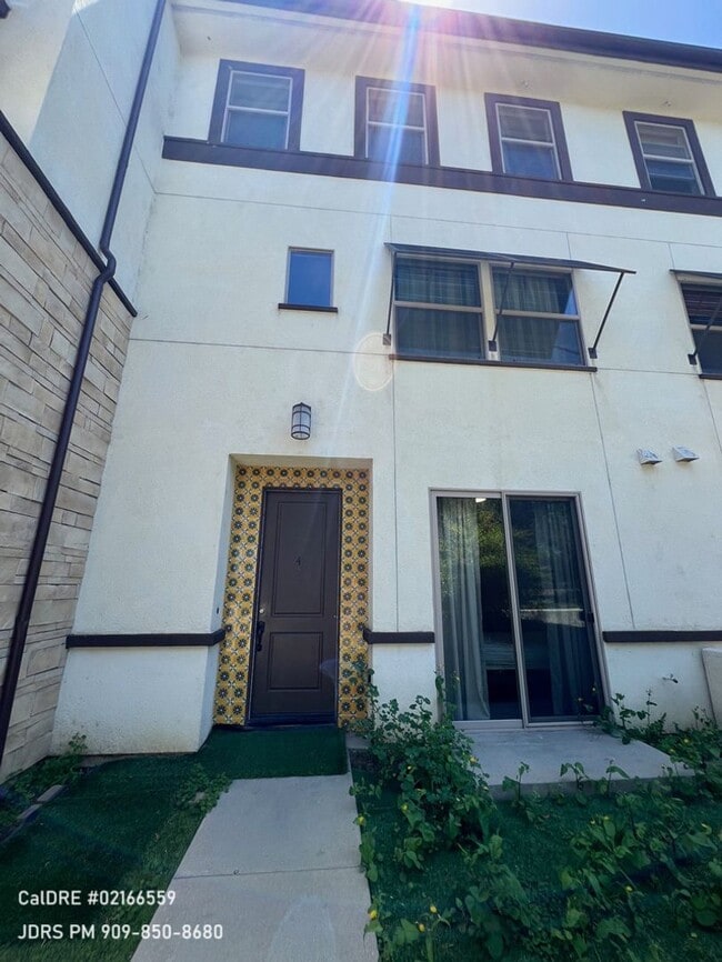 Building Photo - Bellflower Furnished 3 Bedroom Townhouse