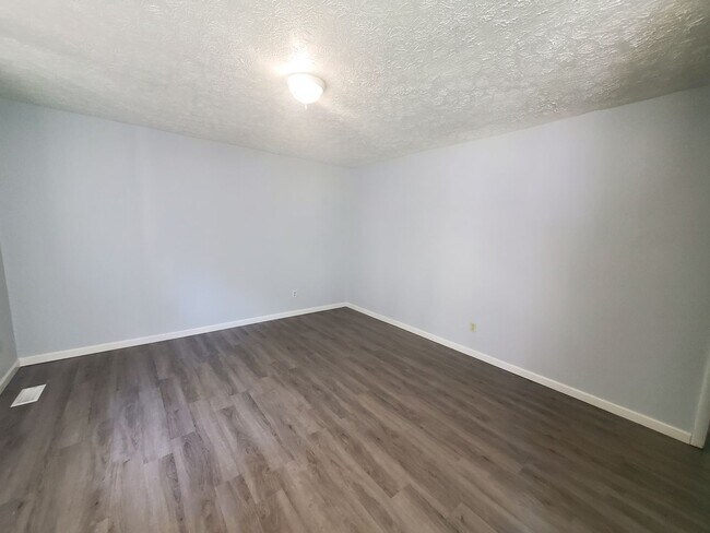 Building Photo - 4742 Belford Rd