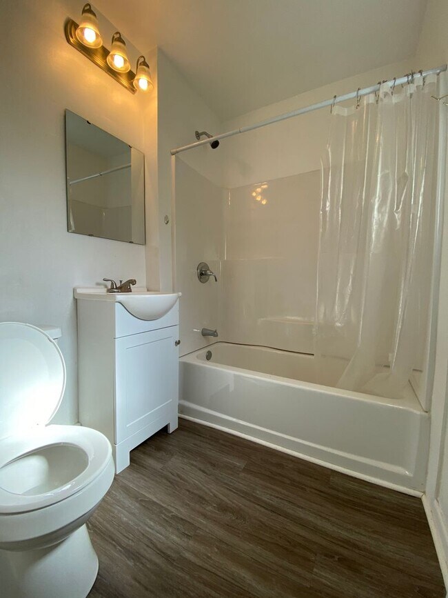 Building Photo - AVAILABLE AUGUST 2026 - 1 Bedroom Home w/ Spacious Living!