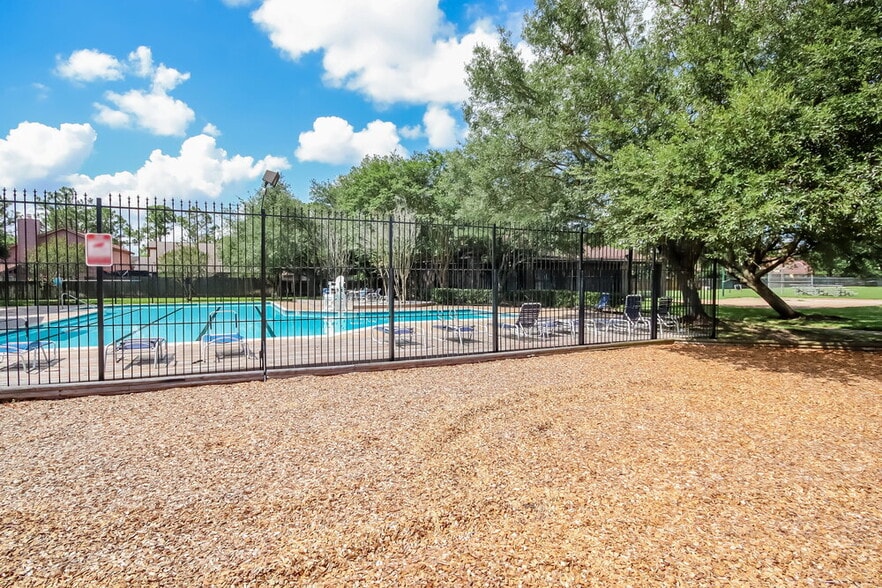 Building Photo - 7831 Poitiers Dr