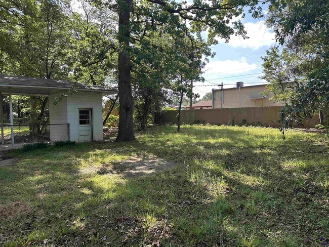 Building Photo - 313 Cherokee Dr