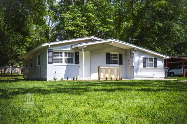 Building Photo - House Near Campus With Yard