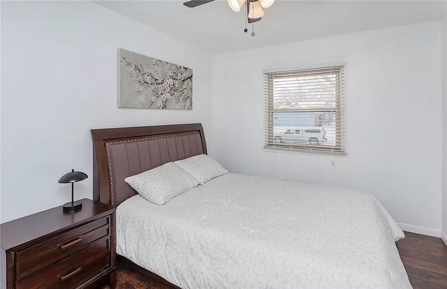 Building Photo - LOWER BEAVER!! 4 Bed, 2 Bath Home in Des Moines
