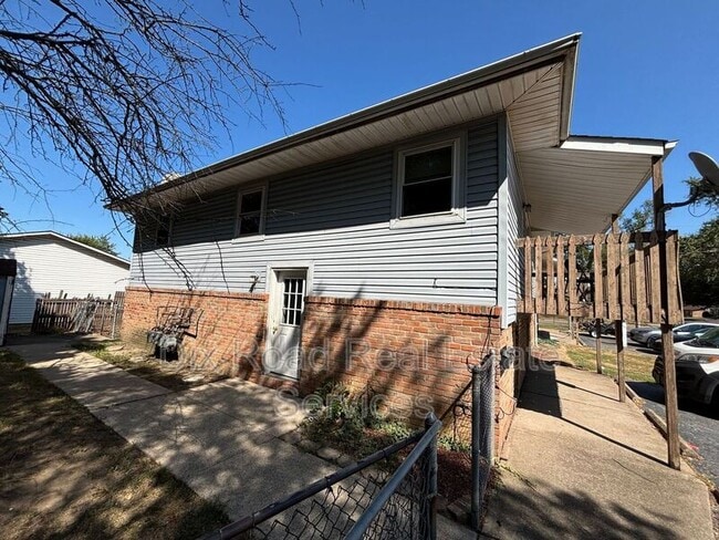 Building Photo - 2032 Sheffield St