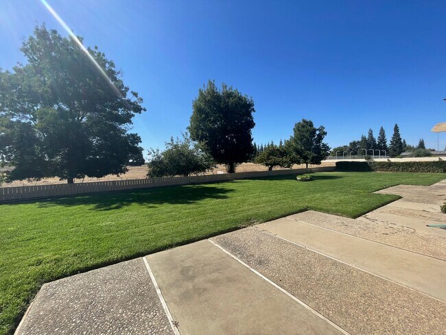 Building Photo - Custom home located next to Oakdale Country Club!