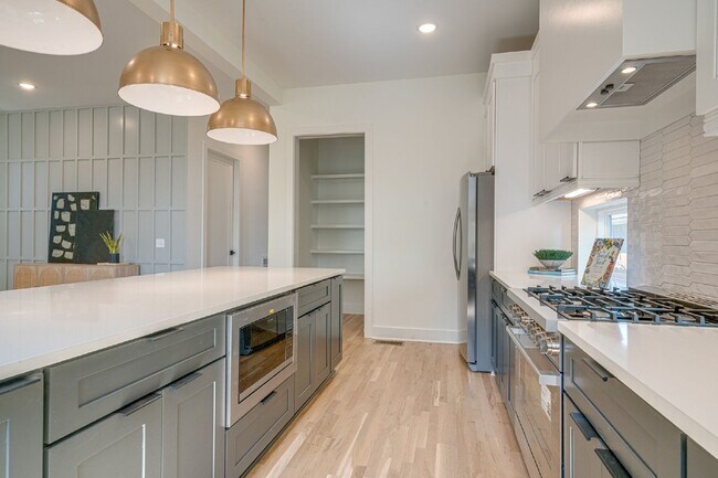 Building Photo - LIKE NEW - Beautiful 4 or 5 BR in Lockelan...