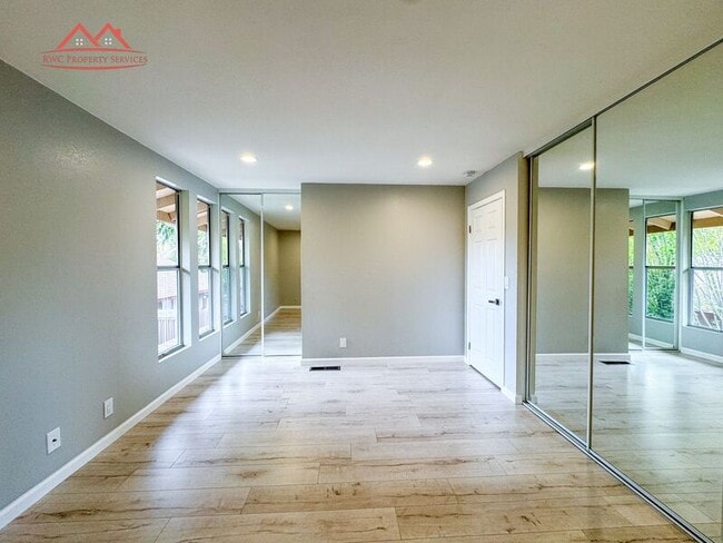 Building Photo - 236 Red Oak Dr E